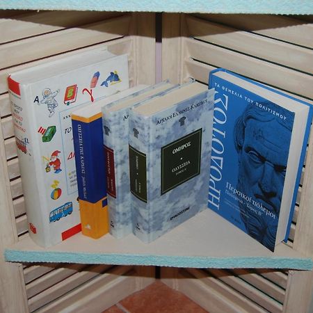 Luxury Traditional Room The Small Bookstore Kastro-Kyllini Exterior foto