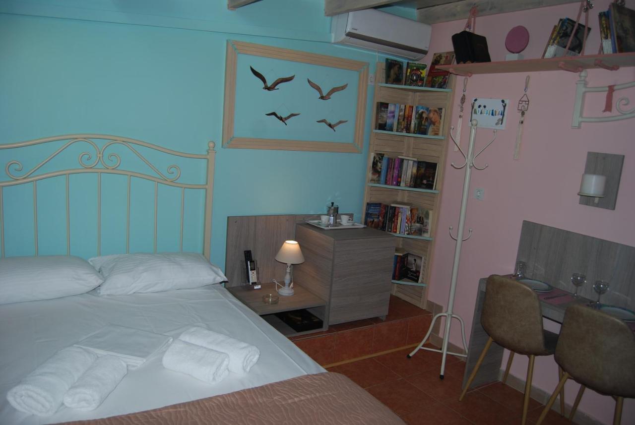 Luxury Traditional Room The Small Bookstore Kastro-Kyllini Exterior foto