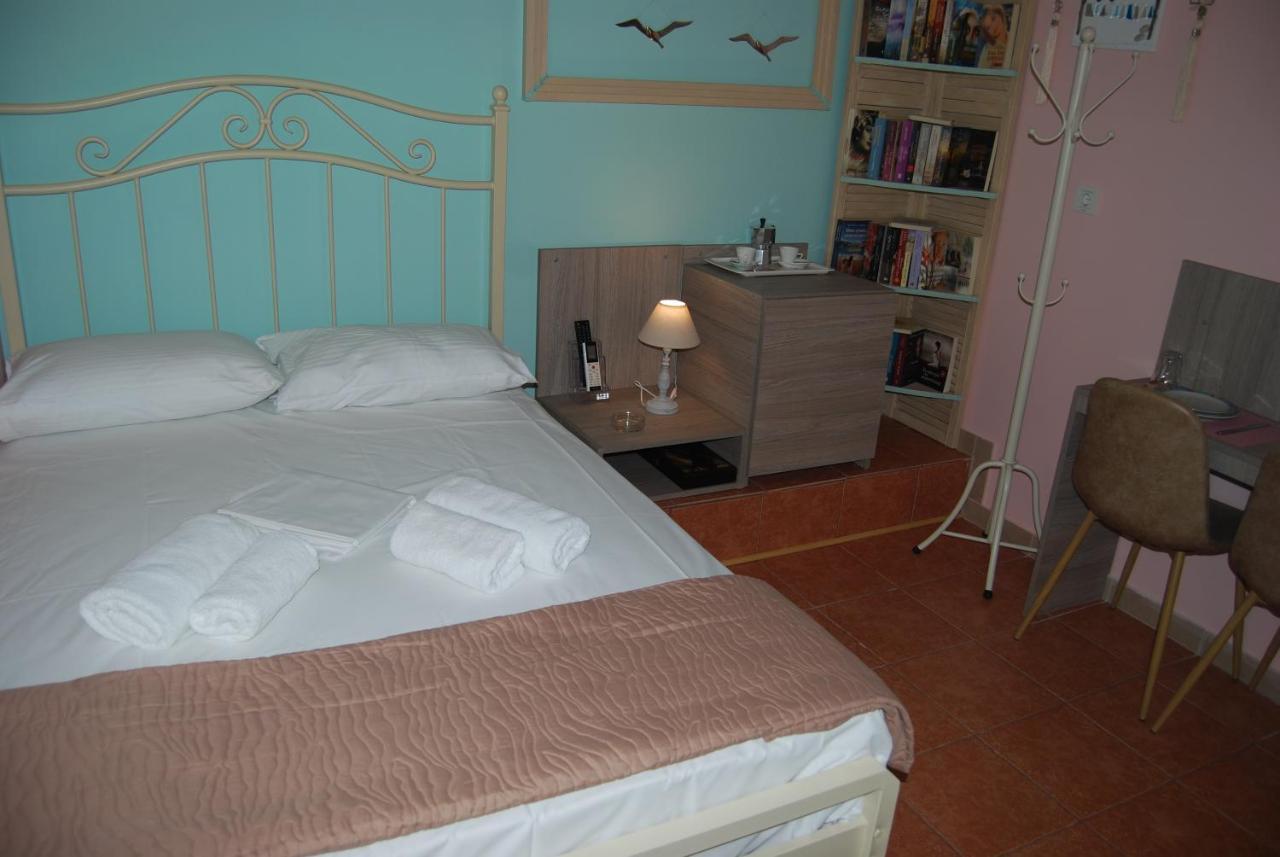 Luxury Traditional Room The Small Bookstore Kastro-Kyllini Exterior foto
